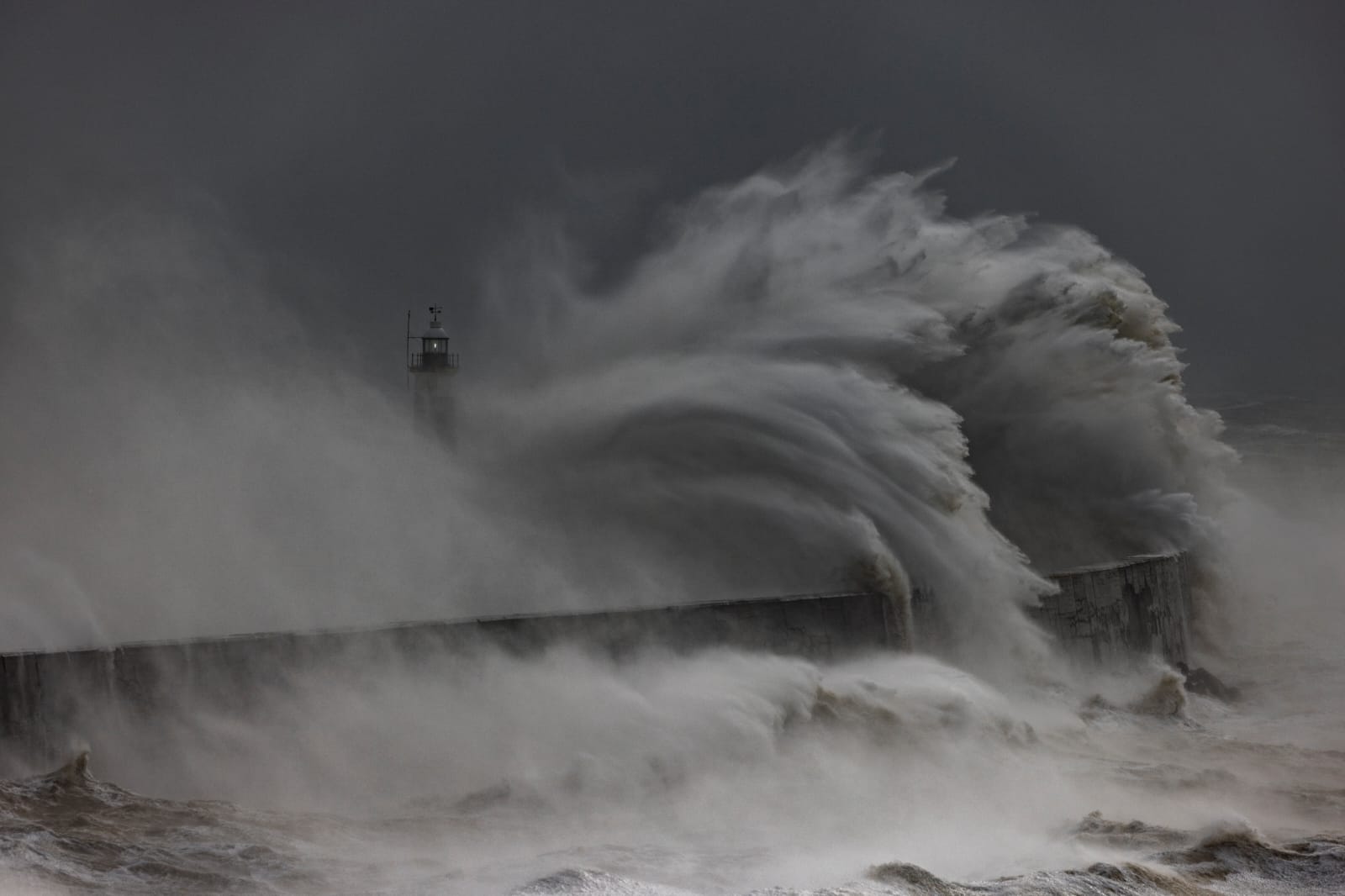 Ondas de tempestade atingem o farol de Newhaven em 18 de fevereiro de 2022, na Inglaterra. Dois raros avisos meteorológicos vermelhos foram emitidos na época para o sul e sudoeste da Inglaterra, com a tempestade Eunice