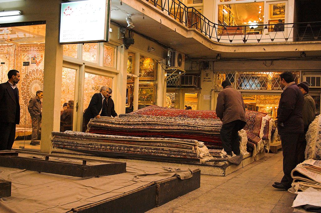 Venda de tapetes no grande bazar de Teerã, 2008