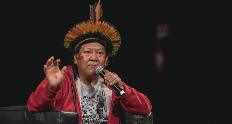 Davi Kopenawa durante os Diálogos Transversais da MITsp, no SESC Belenzinho, em São Paulo [Foto: Nereu Jr /Focoincena]